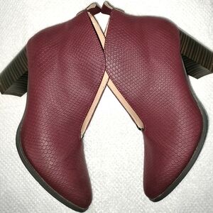 Journee Collection Women's Burgundy Textured V-Cutout Heeled Booties Sz 6